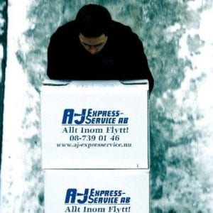 Person som hanterar flyttkartonger och flyttservice i Stockholm.