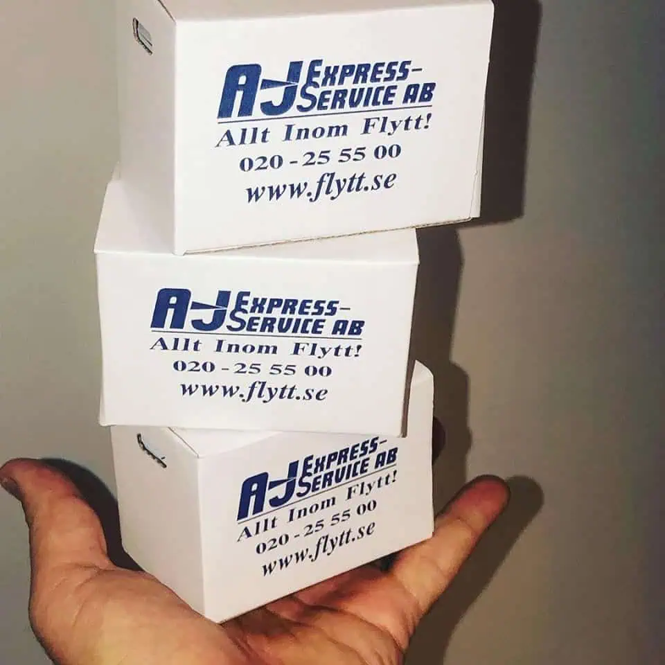 Flyttkartonger med A-J Express-Service logga för flytt och transport.