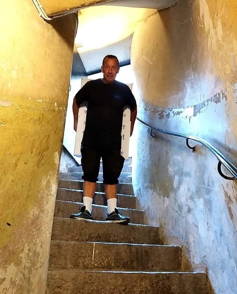 Flyttkille som står på en trappa i ett trapphus.