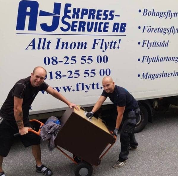Flyttpersonal som hjälper till med transport och flyttstädning.