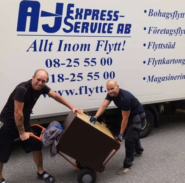 Flyttpersonal som hjälper till med transport och flyttstädning.