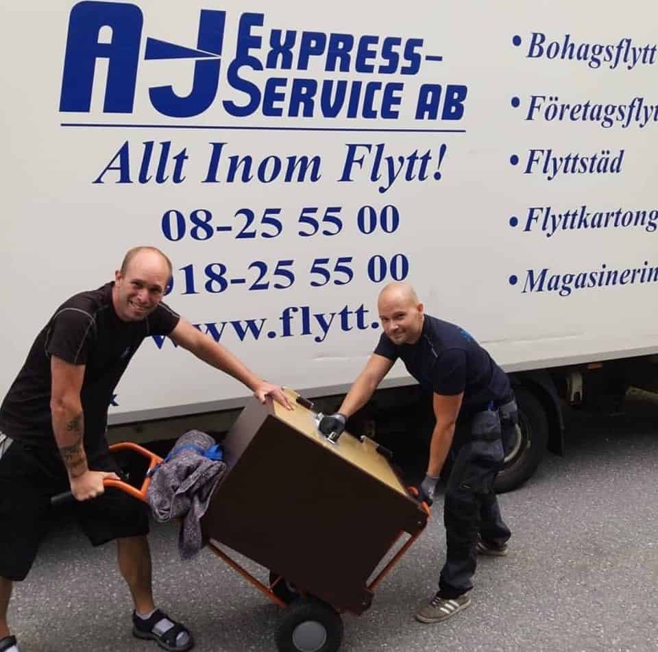 Flyttpersonal som hjälper till med transport och flyttstädning.
