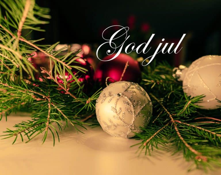 Julgranskulor och granris dekorerade för julfirande.