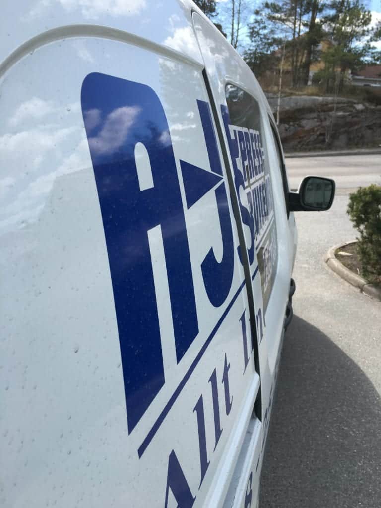 Flyttbil med företagslogga för A-J Express-Service.
