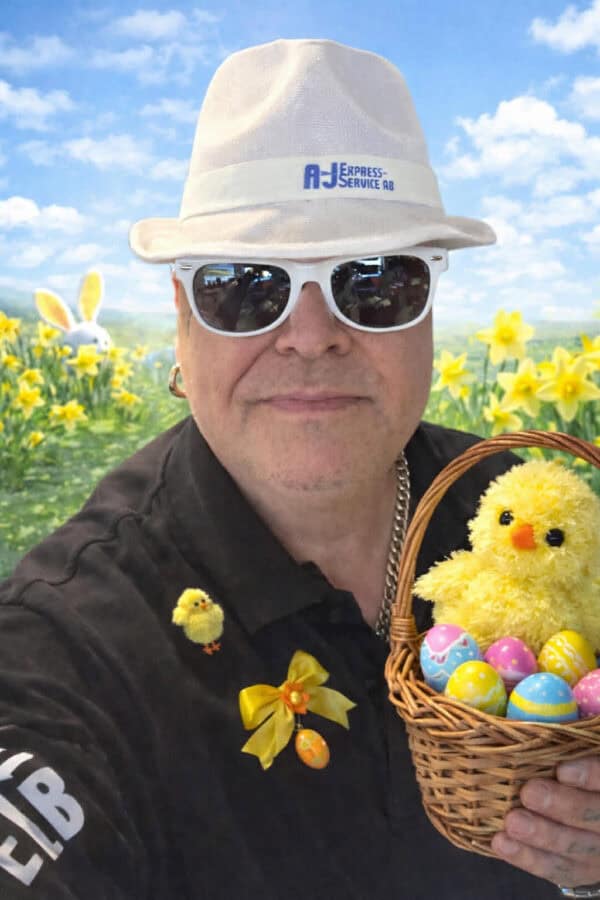 Person med solglasögon och hatt med påskägg och kyckling.