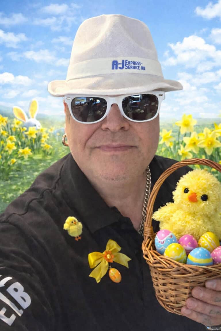 Person med solglasögon och hatt med påskägg och kyckling.