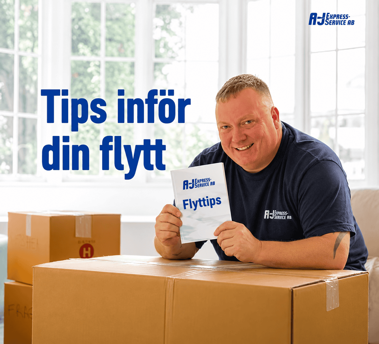 Man med flyttkartonger och flyttguide i ett ljust rum.